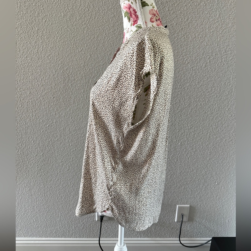 Banana Republic sleeveless blouse medium animal print cheetah button front - Picture 4 of 15